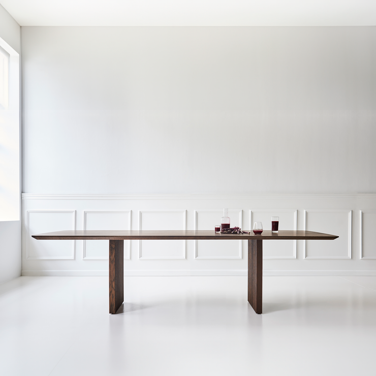 Spisebord Ten Table fra dk3 har et minimalistisk og solid uttrykk, og finnes i ulike treverk, overflatebehandlinger og størrelser.