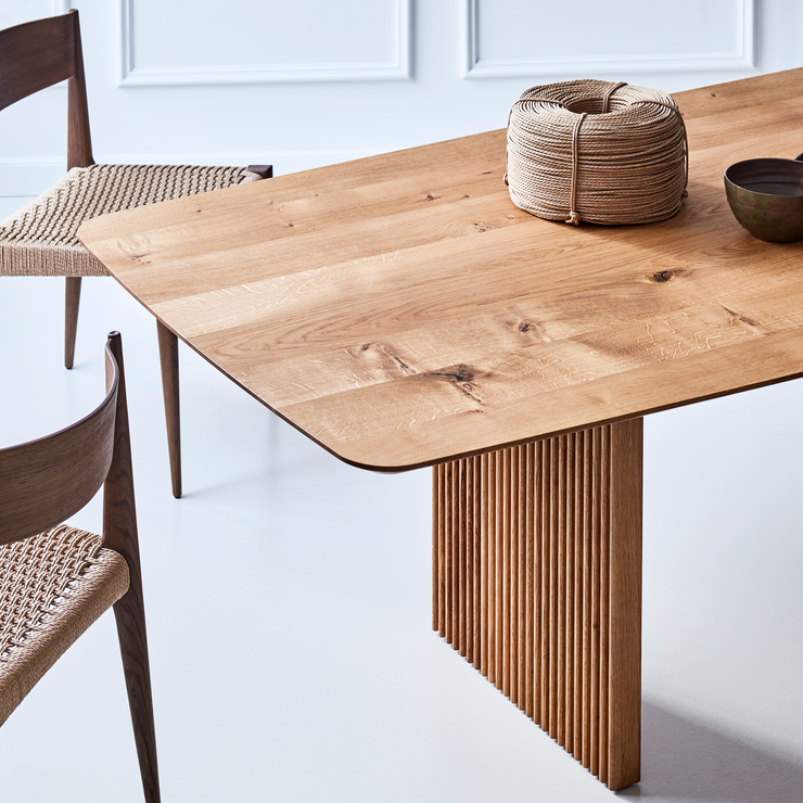 dk3 forener klassisk og moderne møbeldesign med danske håndverkstradisjoner på elegant vis. I samarbeid med kjente designere og arkitekter skaper de (blant annet) spisebord, spisestoler og sofabord med en tidløs appell som utstråler en egen kjærlighet til naturlige materialer.