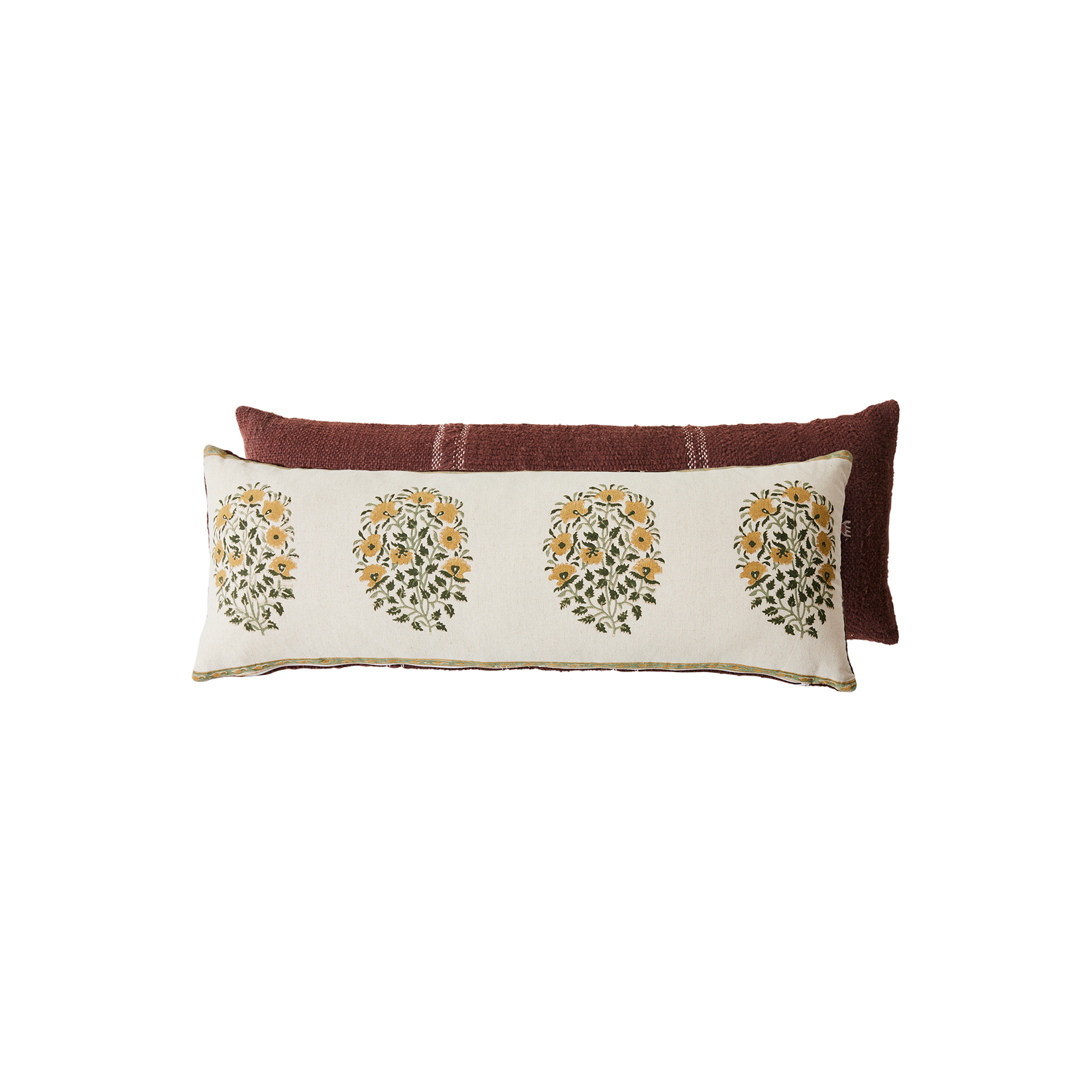 Tilfør hjemmet – eller hytta – en vakker mønstret pute! Puten Farmhouse Cushion fra HK Living er tosidet, der en ene siden er kledd i et varmt, rustrødt tekstil med et diskré mønster, mens den andre siden i lys bomull har vakre trykk av nostalgiske okergule blomster med grønne blader.