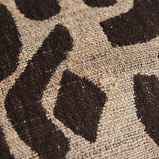Mønsteret i mørkebrunt og beige er akkurat passe lekent og vi elsker den vevde strukturen på puten. Så fin!