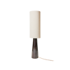 Ute etter en vakkert glasert vintageinspirert gulvlampe i keramikk? Da kan gulvlampen Cone Floor Lamp Brown XL fra Hk Living være akkurat det du er ute etter. Med den (nesten 1 meter) høyreiste sjokoladebrune lampefoten og den tilhørende (like høye) lampeskjermen i lys lin fremstår den som en slags overdimensjonert bordlampe – og uttrykket er både overraskende og elegant på samme tid. Denne blir et blikkfang i rommet, som avgir et diffust og mykt lys som skaper en stemningsfull atmosfære når den er tent.