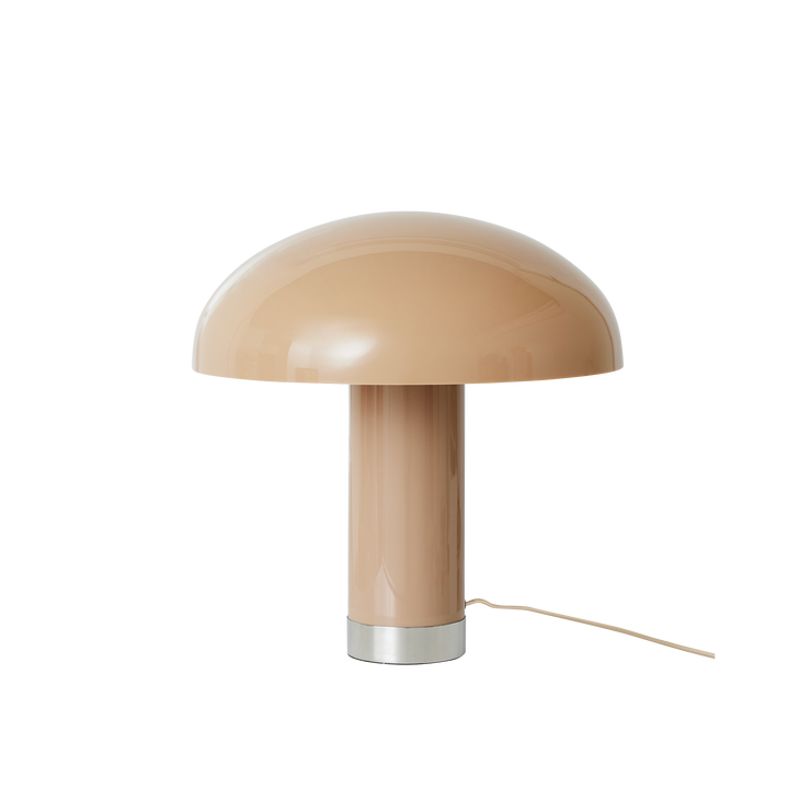 Bordlampen Lounge Table Lamp fra HK Living er en kul og raus vintageinspirert bordlampe som krever litt plass – og som dermed også blir et realt blikkfang i rommet. Med sin nesten 50 cm store omkrets er den aller finest plassert på en litt dyp (og gjerne lav) skjenk eller et frittstående større sidebord.