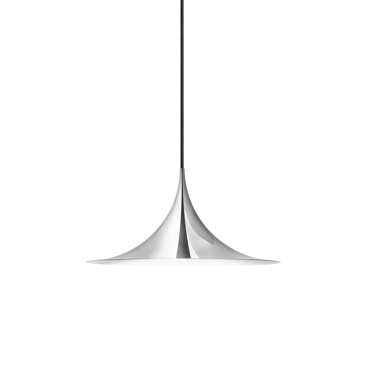 Taklampen Semi Pendant fra Gubi, har rene linjer og en geometrisk form og henger nydelig over et spisebord.