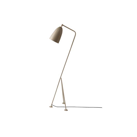 Den ikoniske gulvlampen Gräshoppa fra Gubi, ble designet i 1947 av Greta M. Grossman. Gulvlampen vipper lett bakover som en gresshoppe, og er en av Grossmans mest ikoniske design.