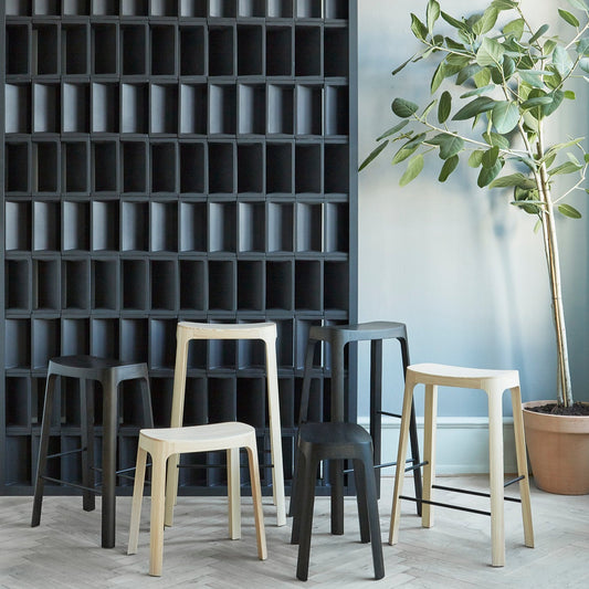 CROFTON Stool collection er en serie med krakker som alluderer til elegant asiatisk design, samtidig som den omfavner bruken av tradisjonell nordisk furu