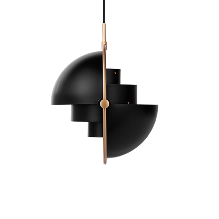 Lampen Multi-Lite Pendant fra Gubi, kan justeres på ulike måter – og gir en moderne og unik stil til hjemmet ditt.
