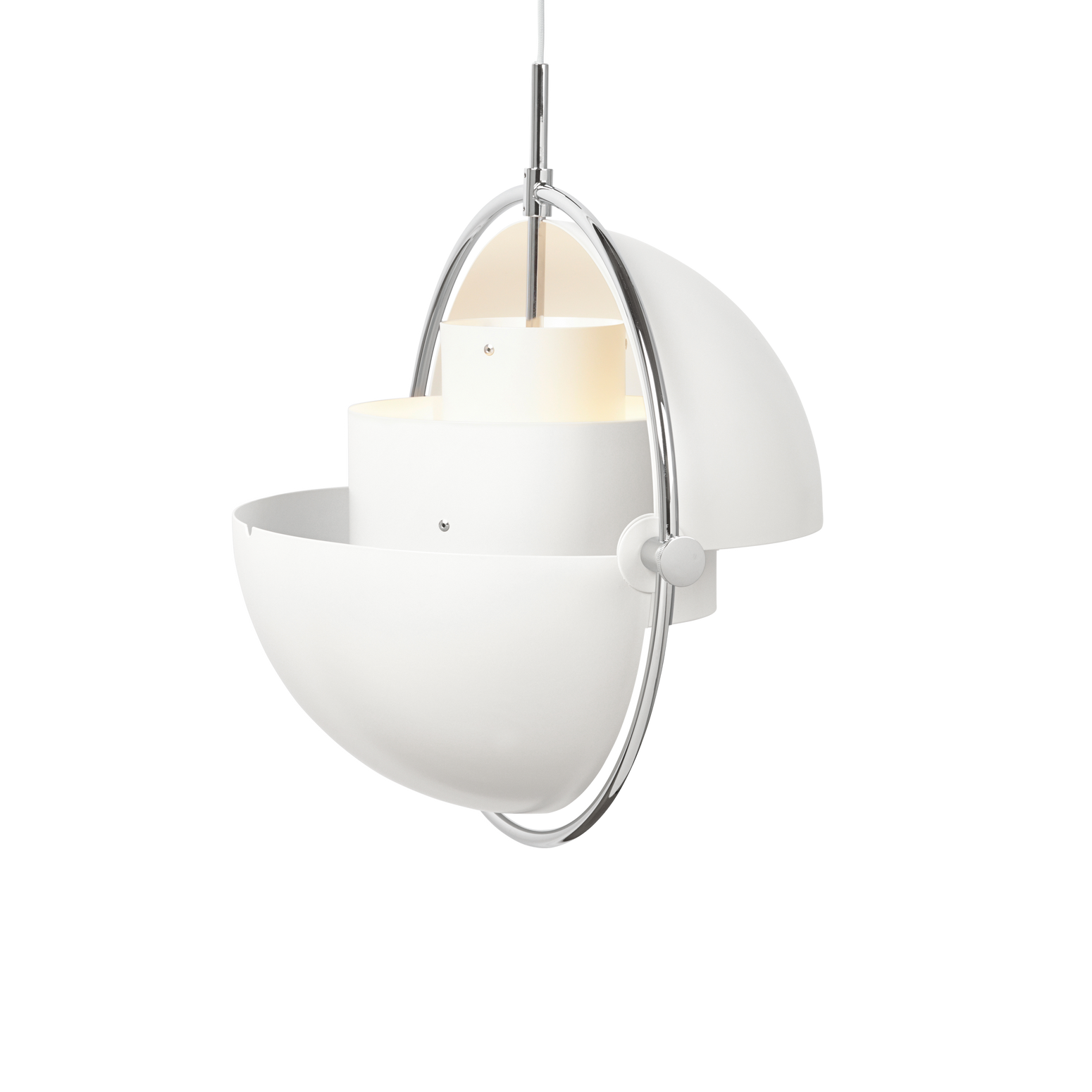 Lampen Multi-Lite Pendant fra Gubi, kan justeres på ulike måter – og gir en moderne og unik stil til hjemmet ditt.