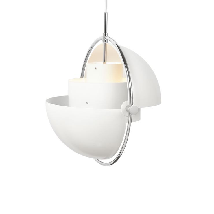 Lampen Multi-Lite Pendant fra Gubi, kan justeres på ulike måter – og gir en moderne og unik stil til hjemmet ditt.