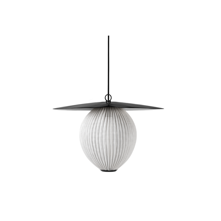 Satellite Pendant fra Gubi er laget av metall og sprer et mykt og behagelig lys.