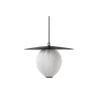 Satellite Pendant fra Gubi er laget av metall og sprer et mykt og behagelig lys.