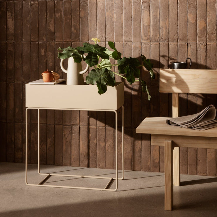 Med et brett blir Plant Box til et slags sidebord. Både Plant Box og brettene i stein kan brukes utendørs. 