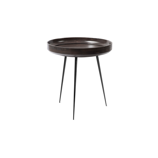Det runde sidebordet Bowl table fra Mater er laget i India av resilkulert og bærekraftig mangotre. Her i fargen Sirka grey