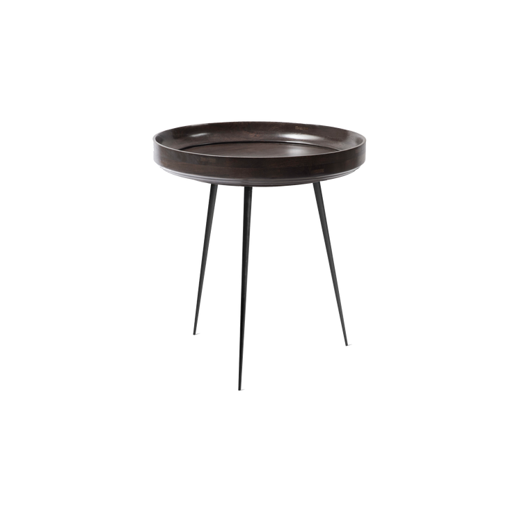 Det runde sidebordet Bowl table fra Mater er laget i India av resilkulert og bærekraftig mangotre. Her i fargen Sirka grey