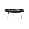 Det runde sidebordet Bowl table XL, fra Mater er laget i India av resilkulert og bærekraftig mangotre.