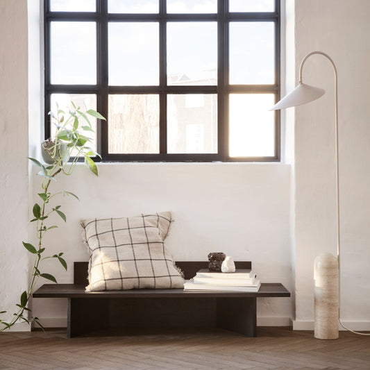 Arum floor lamp fra ferm LIVING, har en solid marmorsokkel og en lampeskjerm i organiske former.
