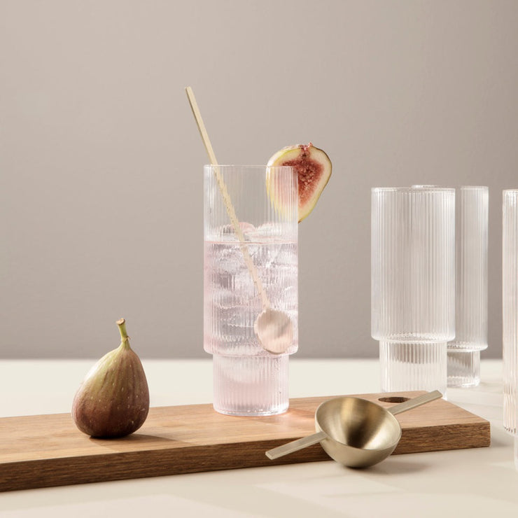 Ripple Long Drink glass fra ferm LIVING, har en sofistikert og unik utforming.