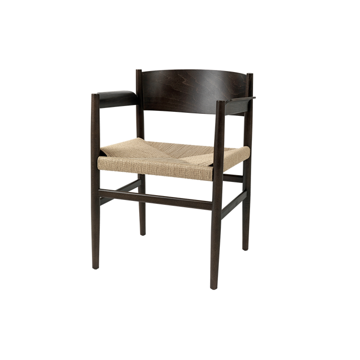 Den nydelige stolen Nestor i fargen Sirka Grey grå bøk fra Mater, er designet med fokus på håndtverk og materialer.
