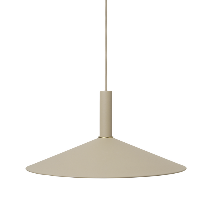 Collect-lampe satt sammen av Angle-skjerm og lav sokkel, begge i fargen Cashmere. Den vide lampeskjermen gir en stor lyskilde, som gir jevnt og fint lys ned på bordplaten.
