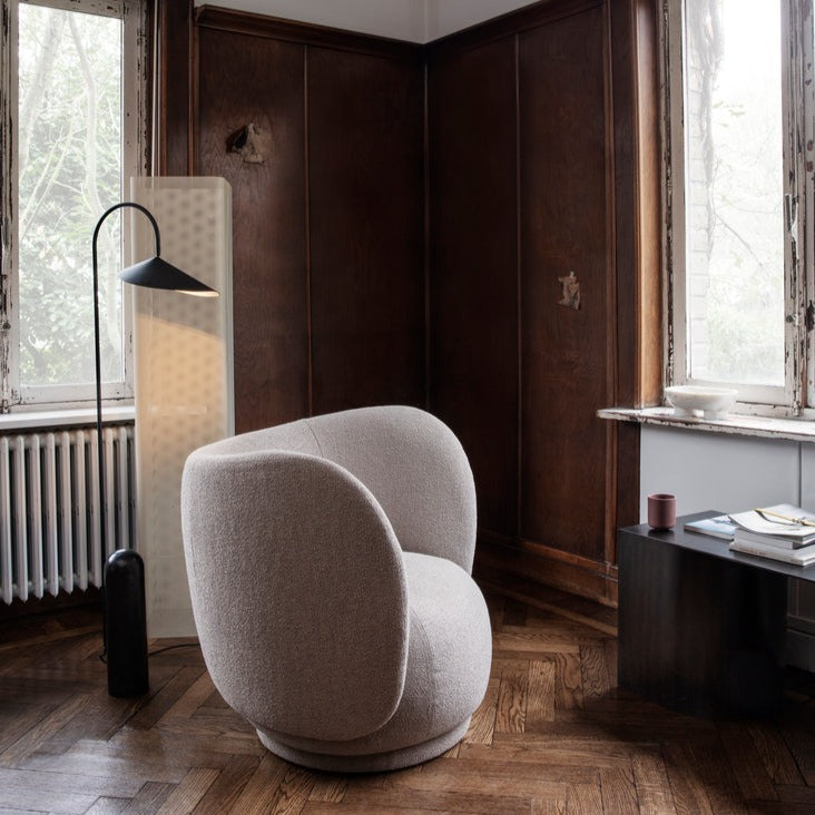 Lenestolen Rico Lounge Chair fra Ferm Living i tekstilet Bouclé i fargen Sand (prisgruppe 3)