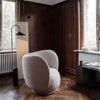 Lenestolen Rico Lounge Chair fra Ferm Living i tekstilet Bouclé i fargen Sand (prisgruppe 3)