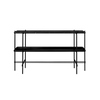 TS Console fra Gubi, med to hyller i svart marmor er nydelig i en stue eller på soverommet ditt.