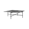 TS Table Square fra Gubi, skaper en sofistikert og skulpturell estetikk for ethvert rom med sine karakteristiske slanke ben og solid bordplate.