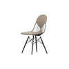 Stolen Wire Chair DKW med skinnpolstring i fargen Sand, er designet av Charles og Ray Eames for Vitra. Denne skulpturelle stolen skaper en nydelig kontrast i hjemmet ditt.