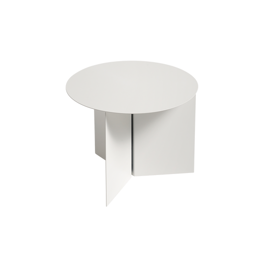 Slit Table i speil fra Hay, er inspirert av papirbrettekunsten Origami. Bordet har en enkel form og materialbruk.