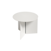 Slit Table i speil fra Hay, er inspirert av papirbrettekunsten Origami. Bordet har en enkel form og materialbruk.