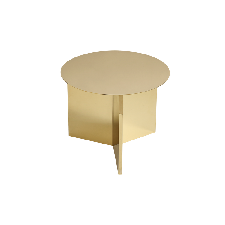 Sidebordet Slit Table, i messing fra Hay er et moderne og gyllent smykke i hjemmet ditt.