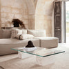 Mineral-bordet har en enkel konstruksjon i flotte materialer - marmor og glass.