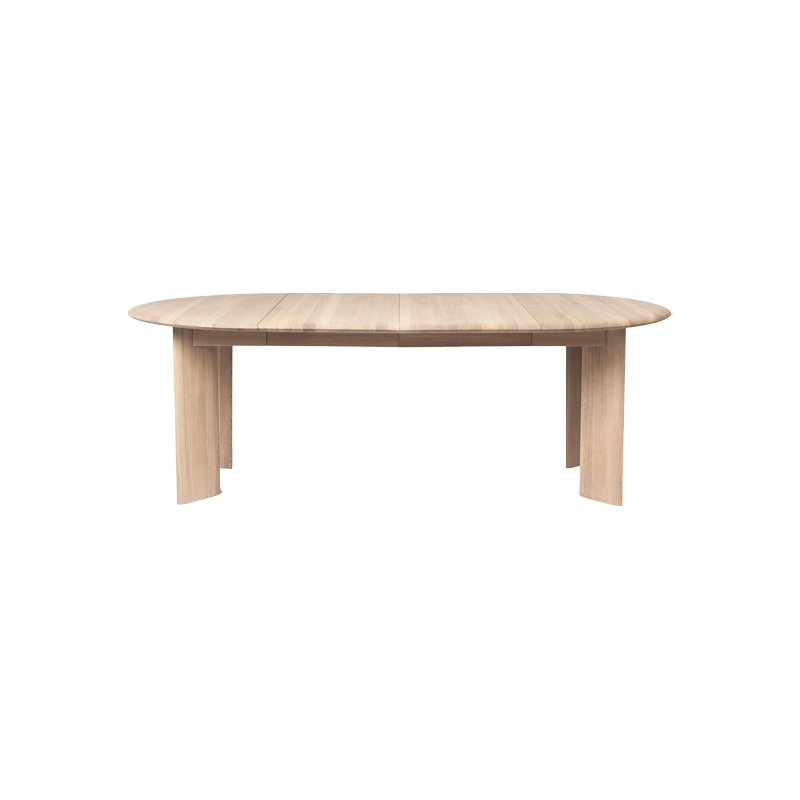 Spisebordet Bevel er perfekt for deg som leter etter et moderne, rundt spisebord i i klassisk hvitoljet eik som kan utvides ved behov! Bordet kommer med to ileggsplater som gjør at det kan bli 217 cm langt.