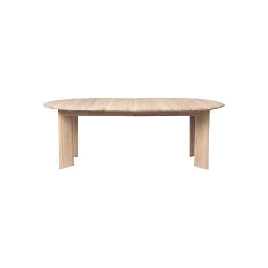 Spisebordet Bevel er perfekt for deg som leter etter et moderne, rundt spisebord i i klassisk hvitoljet eik som kan utvides ved behov! Bordet kommer med to ileggsplater som gjør at det kan bli 217 cm langt.