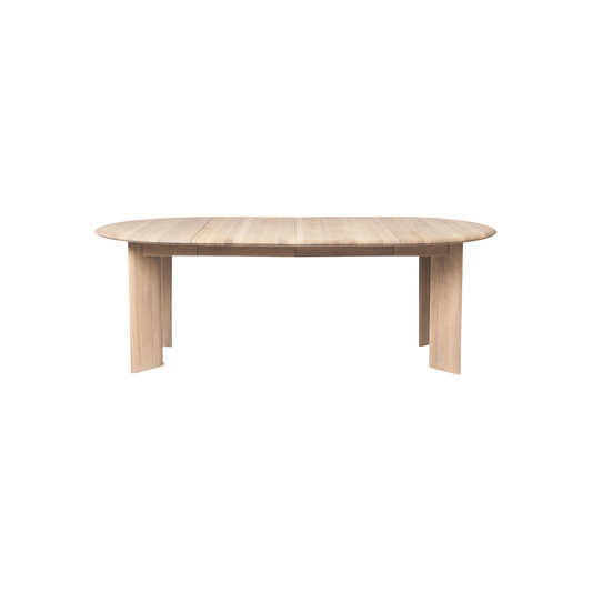 Spisebordet Bevel er perfekt for deg som leter etter et moderne, rundt spisebord i eik som kan utvides ved behov! Bordet finnes i klassisk hvitoljet eller svartoljet farge, og kommer med to ileggsplater som gjør at det kan bli 217 cm langt.