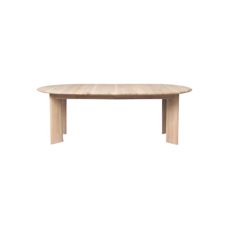 Spisebordet Bevel er perfekt for deg som leter etter et moderne, rundt spisebord i i klassisk hvitoljet eik som kan utvides ved behov! Bordet kommer med to ileggsplater som gjør at det kan bli 217 cm langt.