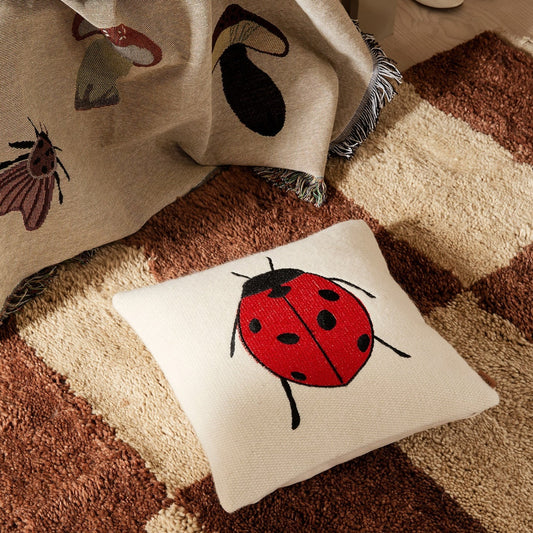Ta med Forest Embroidered Cushion i leken på gulvet...