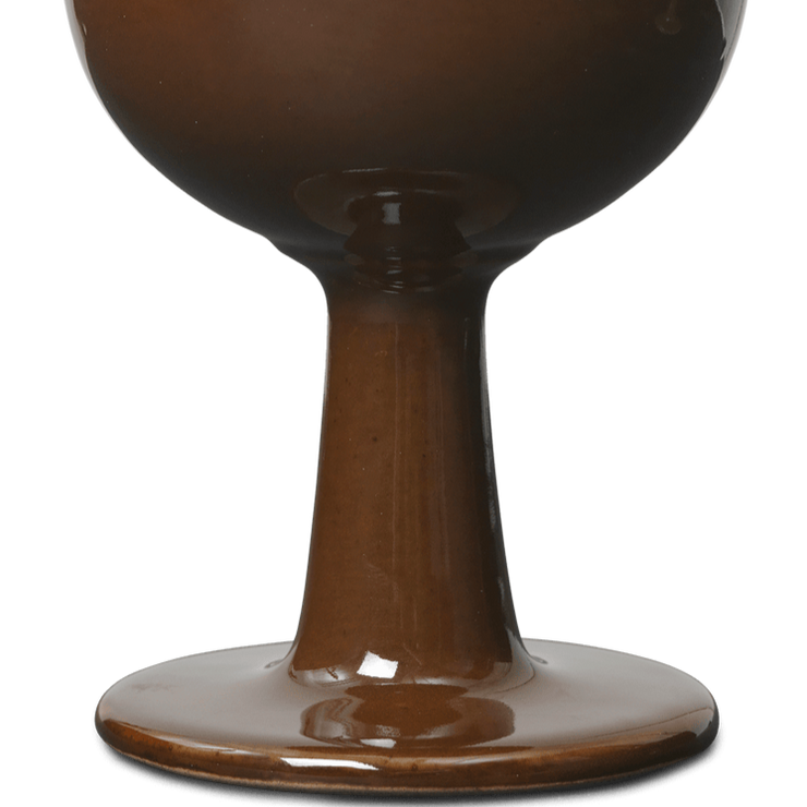  Formen er inspirert av ballongformede vinglass på originale franske bistroer, men er laget i keramikk, med en unik glasur som er reaktiv og i flotte farger