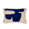 Ute etter en interessant detalj å hvile øyet på? Med den rektangulære puten Lay cushion får du et lite kunsverk å legge i sofaen eller i favorittstolen.