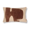 Ute etter en interessant detalj å hvile øyet på? Med puten Lay cushion får du et lite kunsverk å legge i sofaen eller i favorittstolen.