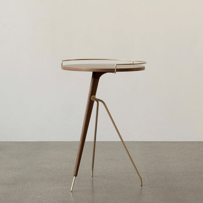 Verdig relansering! Sidebordet Umanoff i valnøtt og messing ble først designet på 1950-tallet av den anerkjente industridesigneren Arthur Umanoff.