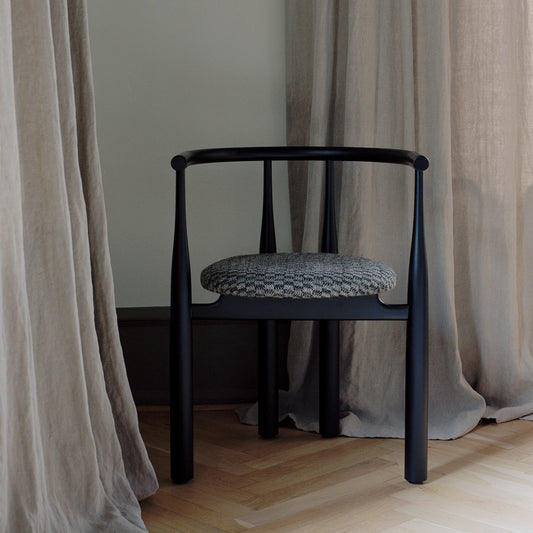 Bukowski Chair i svart bøk og tekstil fra Élitis, Pur Lin, LI 419 80, prisgruppe 5