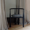 Bukowski Chair i svart bøk og tekstil fra Élitis, Pur Lin, LI 419 80, prisgruppe 5