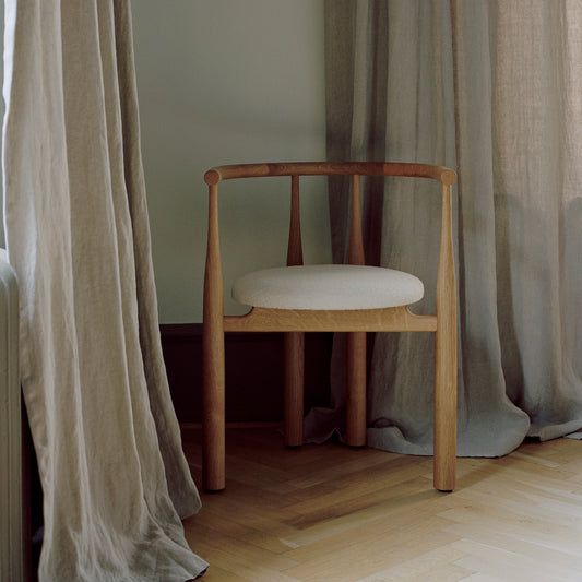 Bukowski Chair i eik og tekstil fra Nevotex, Barnum, Lana 24, Prisgruppe 2