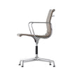 Aluminium Chair EA 104 fra Vitra i Premium Leather Sand.