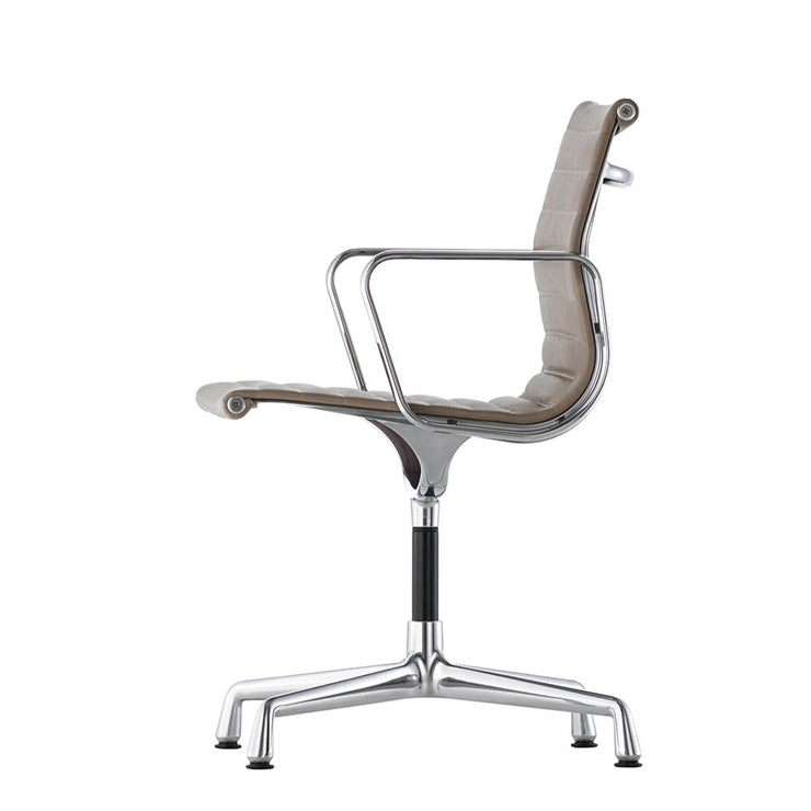Aluminium Chair EA 104 fra Vitra i Premium Leather Sand.