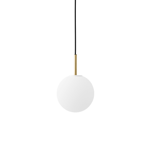 Taklampen TR Bulb pendant fra Menu, er en enkel, elegant og grafisk lampe.