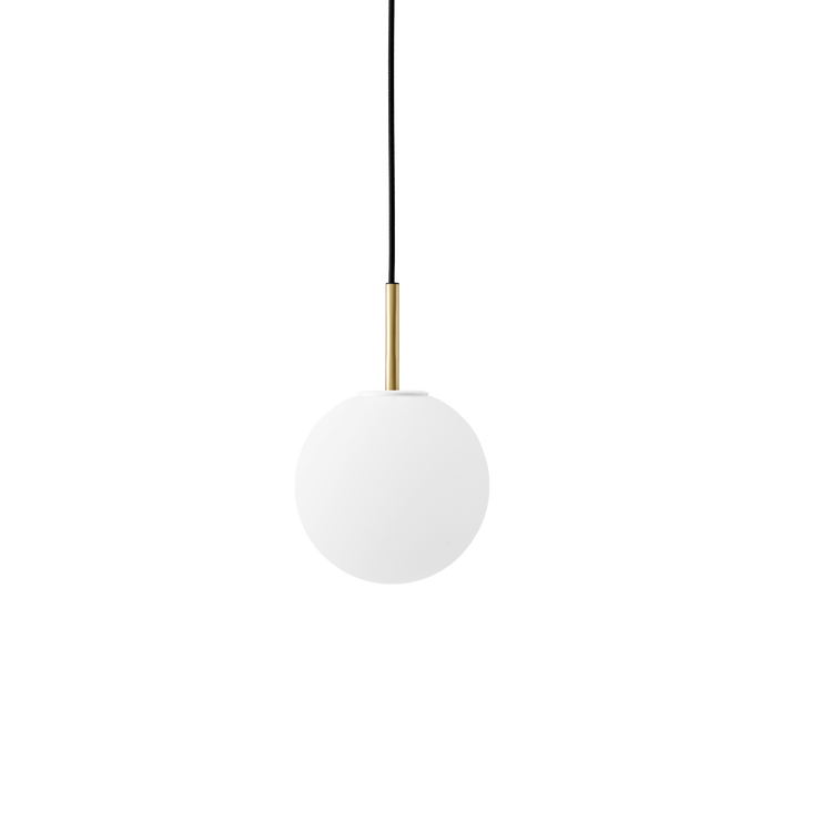 Taklampen TR Bulb pendant fra Menu, er en enkel, elegant og grafisk lampe.