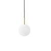 Taklampen TR Bulb pendant fra Menu, er en enkel, elegant og grafisk lampe.