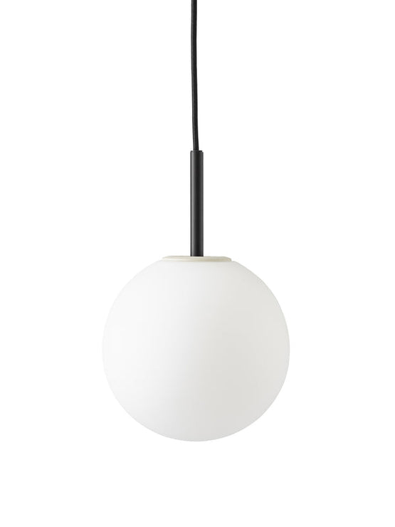 Taklampen TR Bulb pendant fra Menu, er en enkel, elegant og grafisk lampe. Lampen kommer med matt kuppel/pære