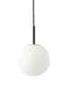 Taklampen TR Bulb pendant fra Menu, er en enkel, elegant og grafisk lampe. Lampen kommer med matt kuppel/pære